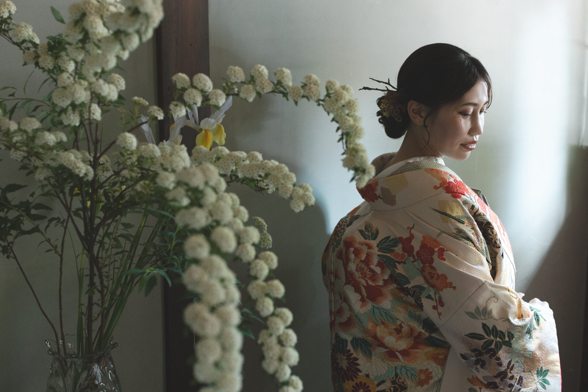 フォトウエディング　生け花と色打掛姿の花嫁
