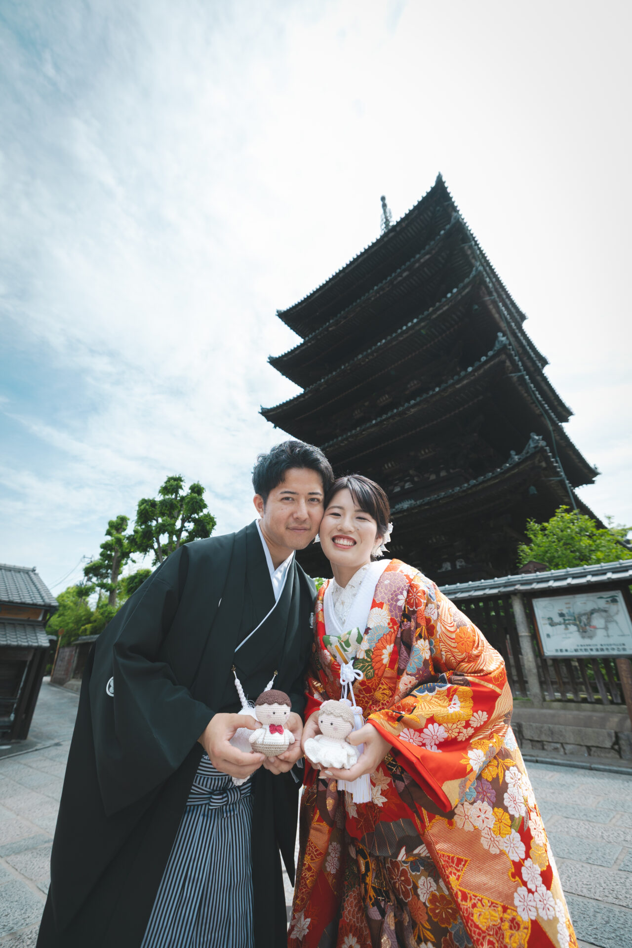 京都フォトウェディング
八坂の塔
観光客の方々からも「綺麗ですね」「おめでとうございます」と祝福のお声をいただき、
それを受けたおふたりのはにかむ笑顔が、また写真に温もりを加えてくれました。