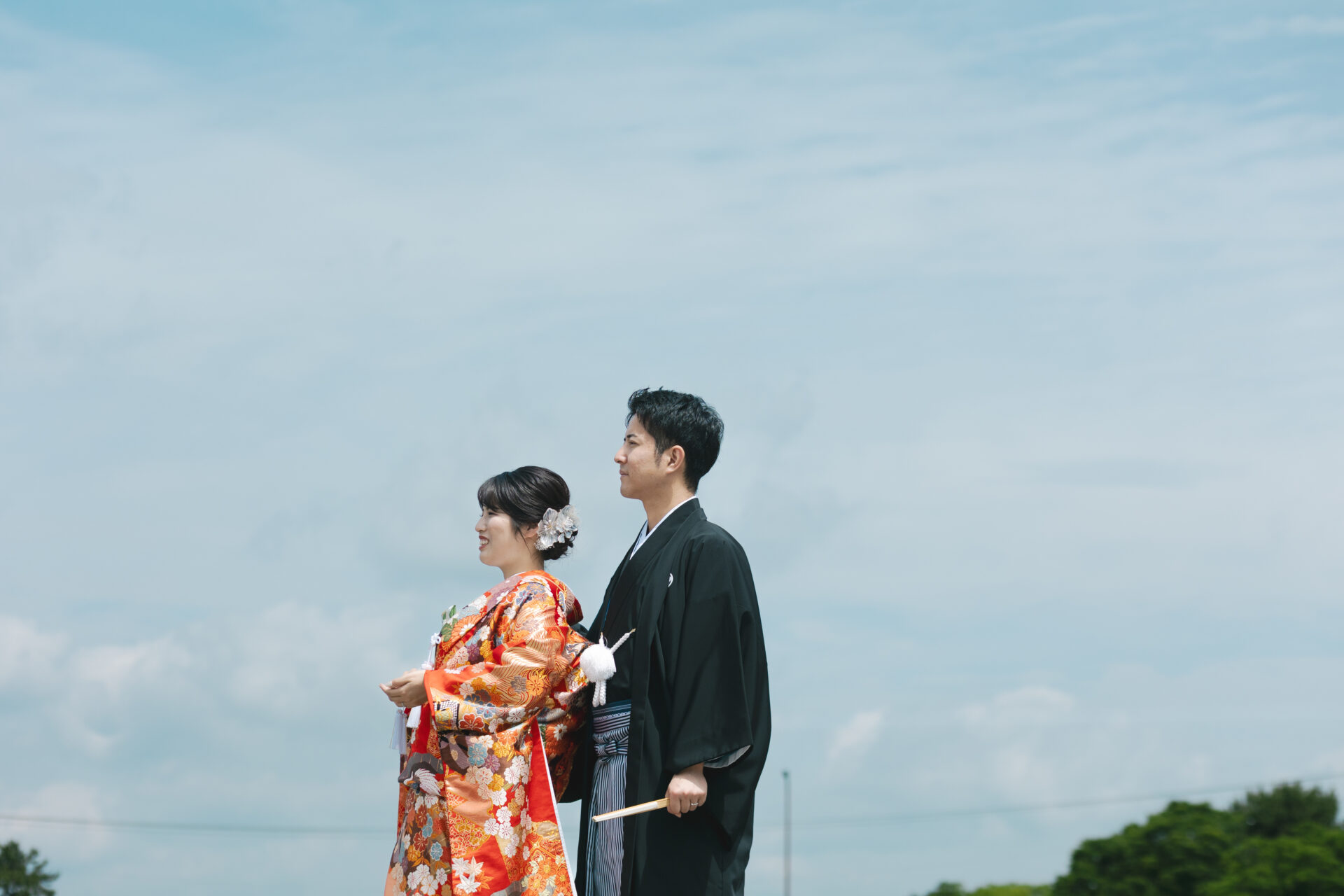 京都フォトウェディング
鴨川デルタ
八坂の塔の後は、ゆったりとした川の流れに癒される鴨川デルタへ。
緑がまぶしい糺の森を抜けて、賀茂川と高野川が合流するこの場所は、京都らしい情緒とナチュラルな美しさが溶け合う人気の撮影スポットです。
