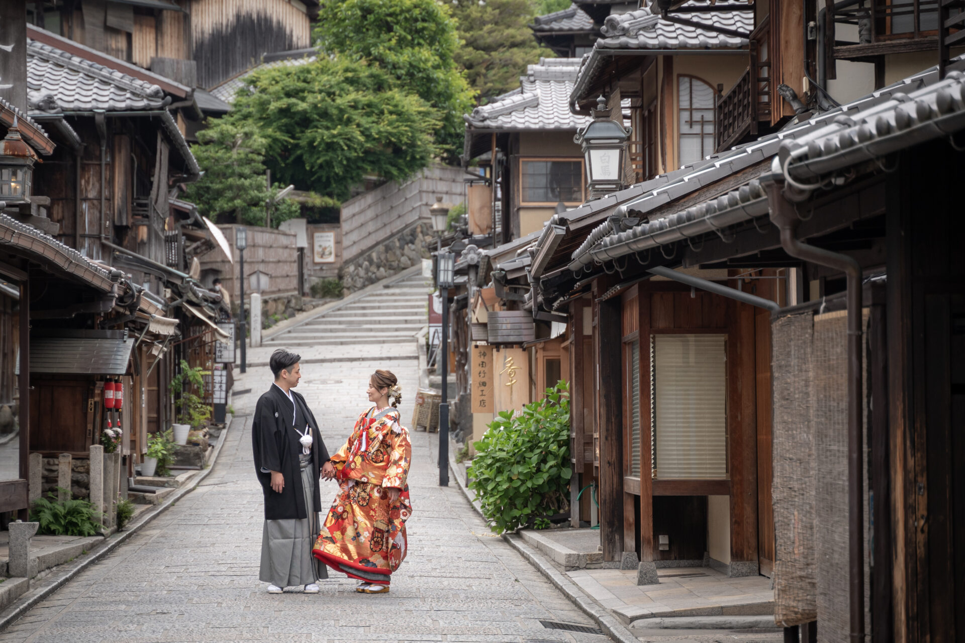 早朝の二寧坂での一枚。京都のフォトウェディングでは人気の場所です。黒紋付と鮮やかな色打掛が京都の景色にぴったり。