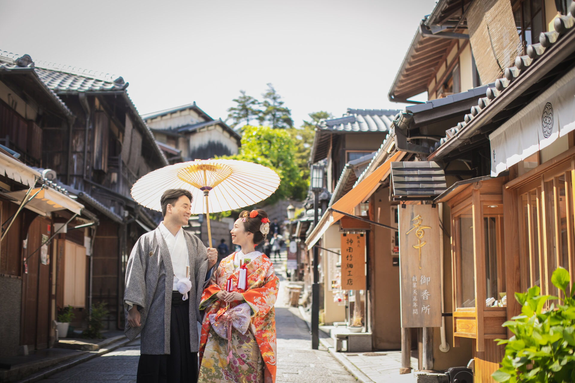 ロケーション撮影は、様々な場所からお選びいただけます。
東山　八坂の塔、祇園、平安神宮周辺などなど…
ご希望のロケーション撮影が終わったあとには、ご家族みなさまでゆるやかなお時間を。