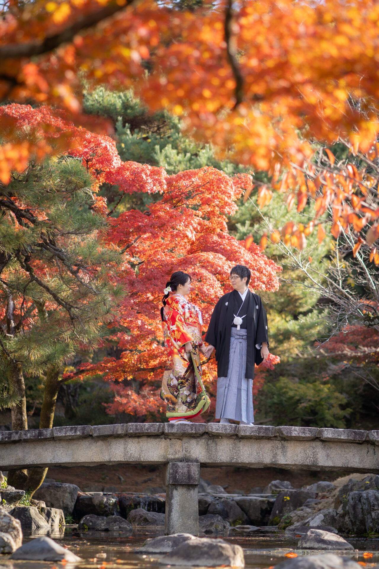 こちらはドラマチックな紅葉シーズンのウェディングフォト。円山公園での一枚です。例年では11月下旬ごろに紅葉の見ごろを迎えます。