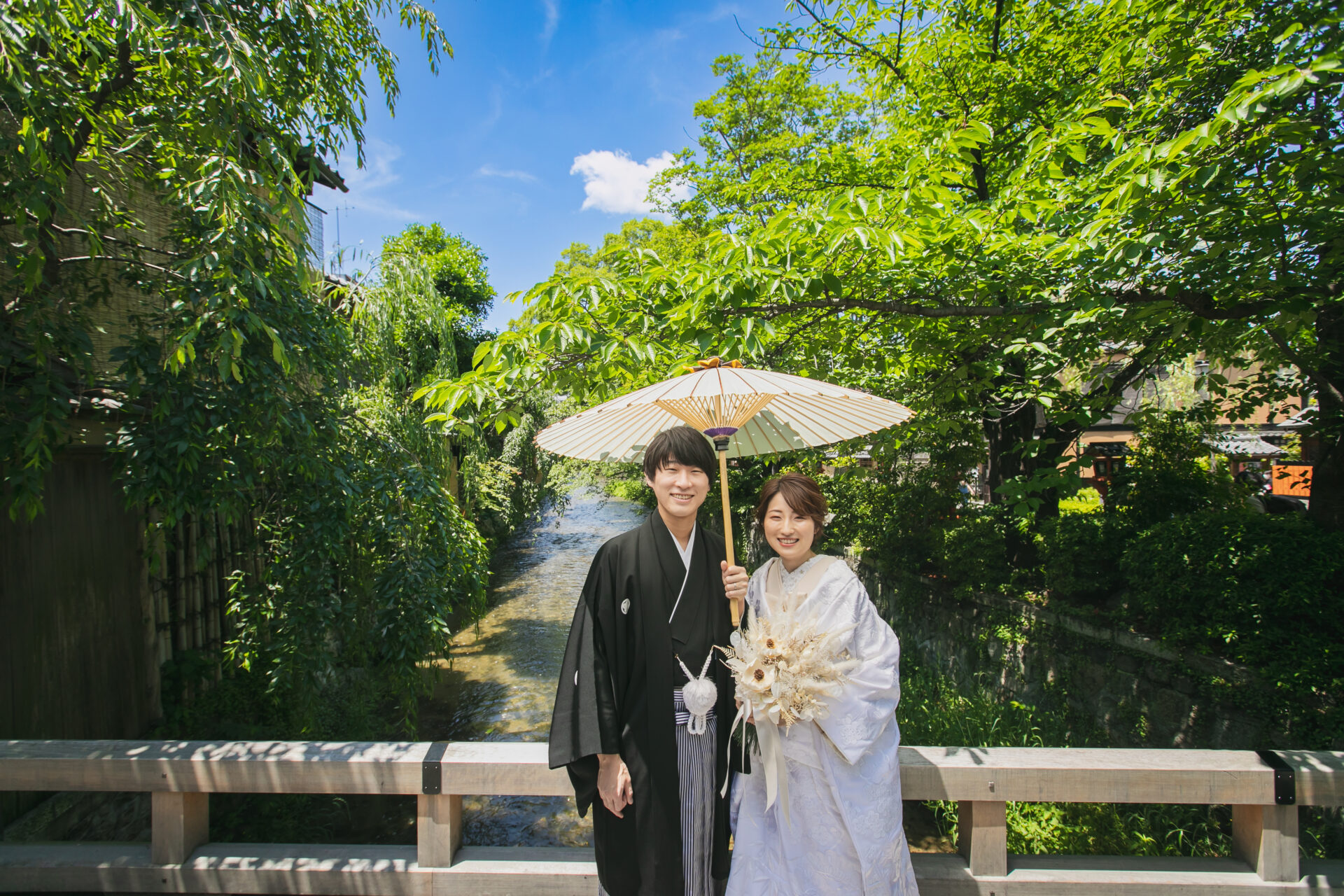 新緑が綺麗なよく晴れた日に和装フォトウェディング。柔らかな緑が白無垢の美しさをより際立たせます。