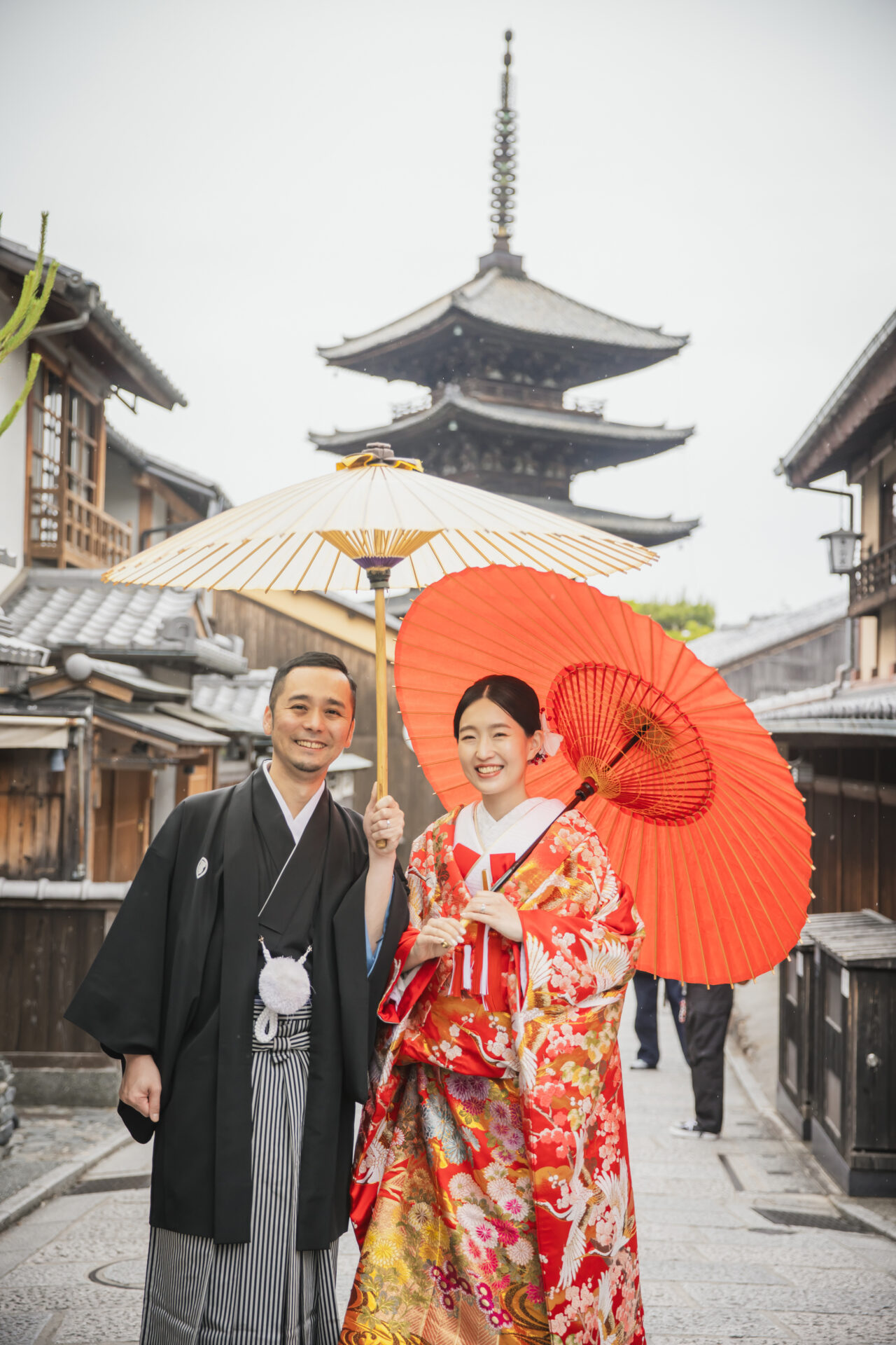 八坂の塔での前撮りフォトウェディング。実際においくらくらいでできるのか、値段も気になるところですよね。