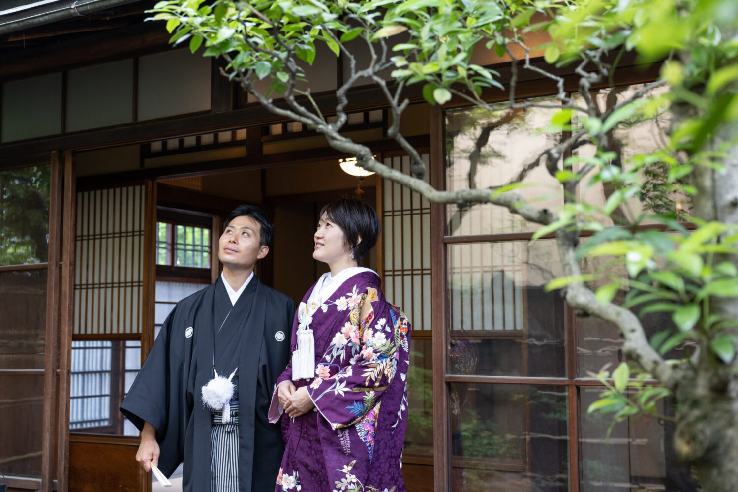 【京町家の庭を望むひととき｜紫の色打掛で和装前撮り】

静かな京町家。
新婦様の気品と華やかさを兼ね備えた紫の色打掛。
縁側に佇み、季節の移ろいを感じながらそっとお庭を見つめるその姿は、まるで時を超えた一場面のよう。

京都町家寫眞館ならではの、趣ある和の空間と緑豊かな庭が、花嫁姿をより一層引き立ててくれます。

しっとりと美しい、京都らしさあふれる和装フォトウェディングとなりました。