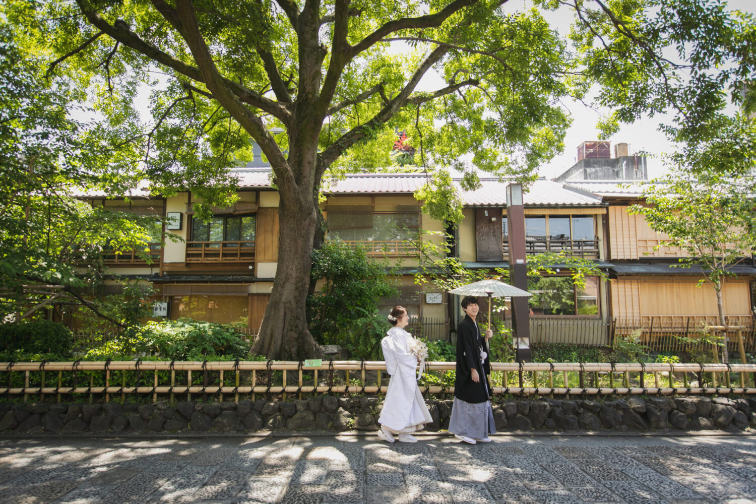祇園白川は人気の観光地であり、いつも新郎新婦様の前撮りでにぎわうスポットです。
石畳、町家の並ぶ風景は和装フォトウェディングにぴったり。まさに京都でしか叶わない一枚。