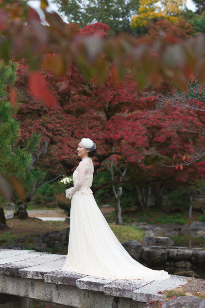 京都フォトウェディングは紅葉シーズンが一番人気。美しい赤と黄の景色に溶け込むウェディングドレスはどこで撮っても絵になります。