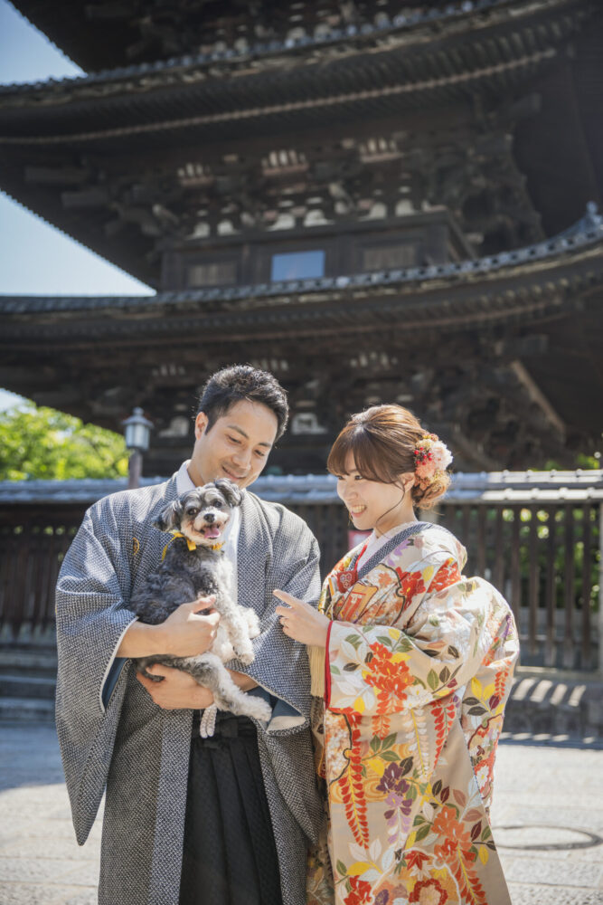 京都ならではの町並みに溶け込むいつも通りの姿の二人。華やかな装いの中にいつもの笑顔が入ることでとてもお二人らしい唯一無二のフォトウェディングに。