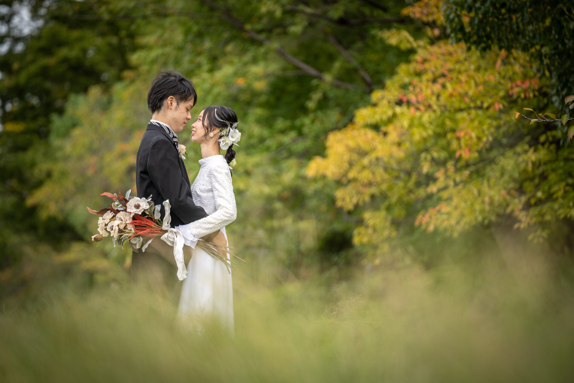 自然あふれる鴨川のほとりで撮影した一枚。カジュアルでやわらかなドレスがふんわり優しい緑の中のロケーションにぴったりです。