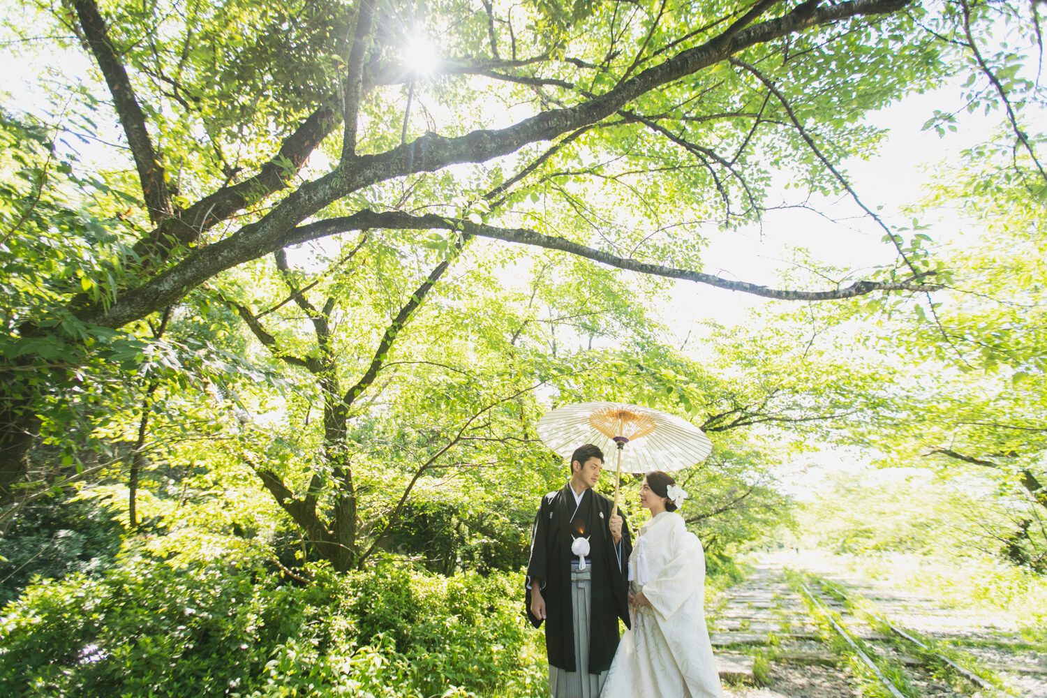 京都の新緑のインクラインにて。白無垢の花嫁と新郎のフォトウェディング。