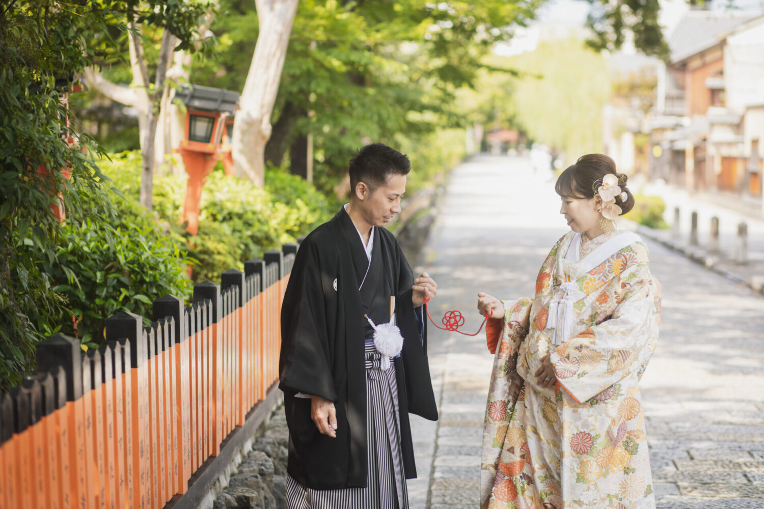 夏の京都の前撮りのよさは、なんといっても時間帯によってとても人が少ないこと！もちろん夏休みシーズンではあるのですが前撮りに来る方は少ないので
いつもよりゆっくりと撮影できちゃいます☆