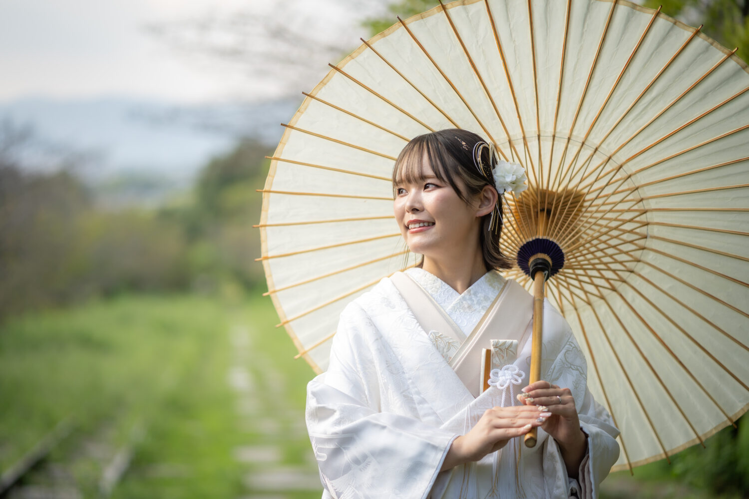 外ハネショートはウェットな質感が今時感。ショートヘアだって白無垢にとっても合います。
外ハネヘアにシンプルに水引と胡蝶蘭を飾るスタイルはまさに2025年のトレンド。