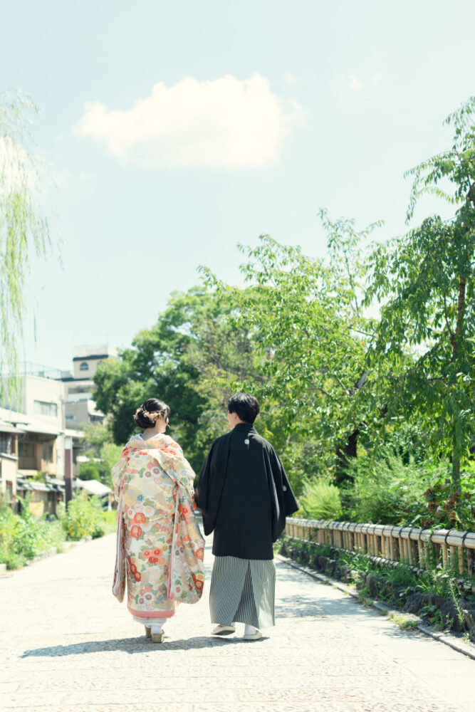 さわやかなピンクの色打掛が夏の季節にぴったりです。夏の京都での和装ロケーション撮影は、重くない淡い色の色打掛や軽やかな白無垢がおすすめ。