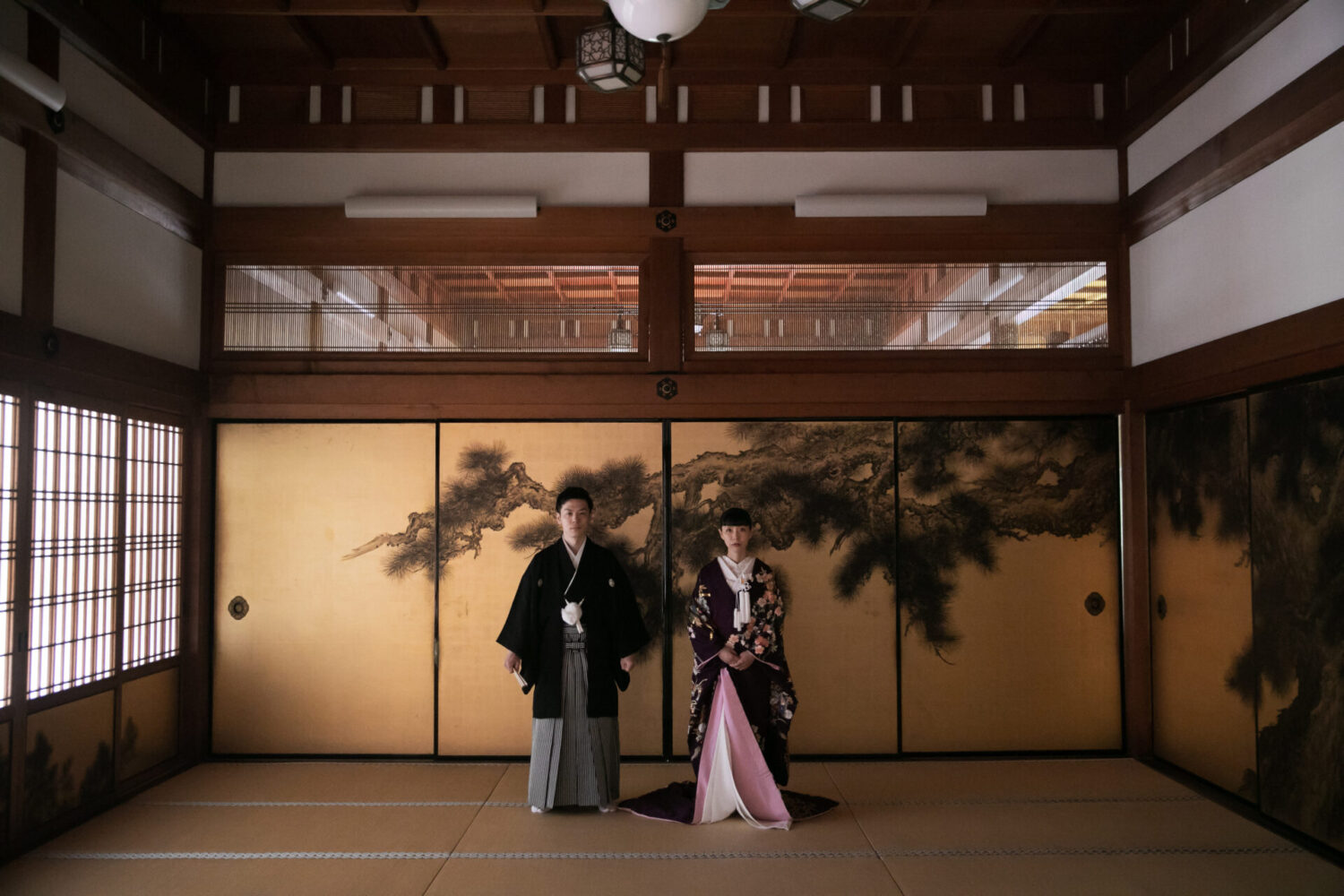 金戒光明寺の襖絵は虎の間だけにあらず！荘厳な雰囲気の松の間も、大人カップルにとても人気です。
穴場なお寺でも撮影ができるのは、人気のフォトウェディングの地である京都ならではかもしれません。