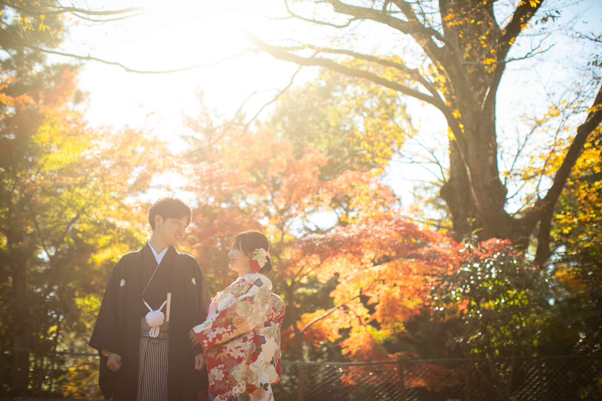 紅葉シーズンの柔らかい日差しの中での一枚。まるで映画のワンシーンのようなドラマチックな一枚です。まさに秋の京都フォトウェディングならではですね。