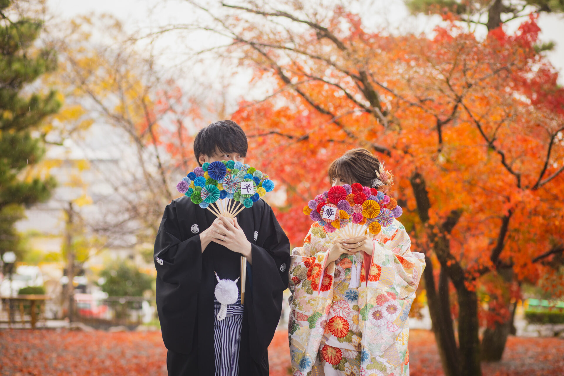 華やかな扇子がお二人のフォトウェディングを鮮やかに彩っています。お二人のかわいらしい雰囲気と、ポップな扇子がぴったりマッチしていますね。