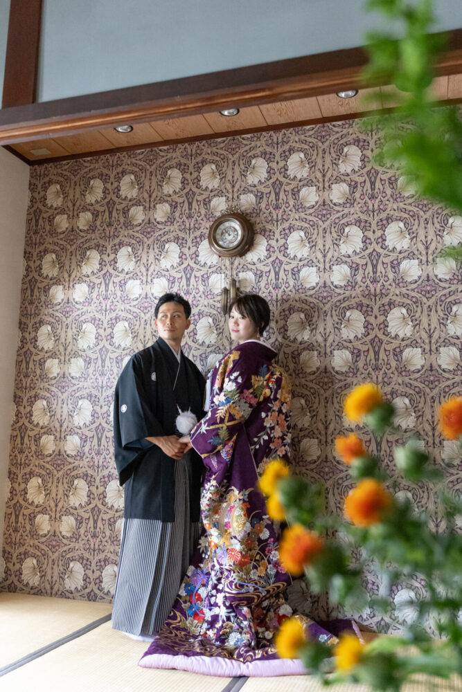【和モダンが交差する、紫の彩り溢れる色打掛】
京都町家寫眞館の京町家にて、紫の色打掛で撮影された1枚。
伝統と気品を感じる紫の装いに、モダンなウィリアム・モリスの壁紙、そして畳のやわらかな質感が絶妙に調和。

日本らしい和の空間に、英国の芸術美が差し込むような、静かで奥行きのある一枚に仕上がりました。
格式のある色打掛が、現代の町家空間に美しく映える瞬間です。

京都での和装前撮りを、あなただけの世界観で。