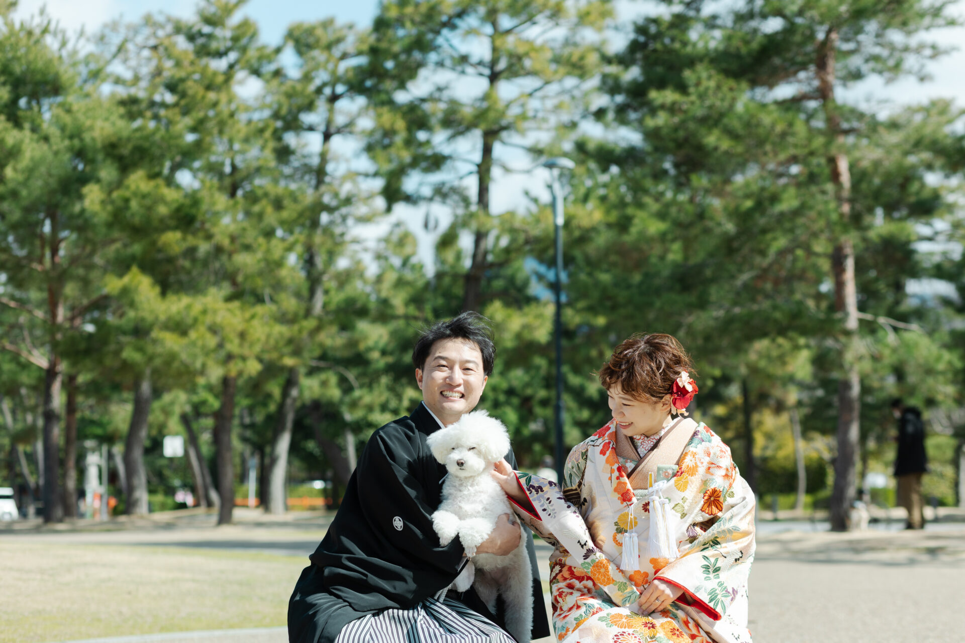 京都での和装フォトウェディングにおすすめの岡崎公園。広い敷地の中には同じくわんちゃんを散歩させている方も多くいらっしゃいます。
開けた景色でいつも通りの散歩風景等、リラックスしたペットとの写真を楽しんでいただけるおすすめの京都のロケーションスポットです。