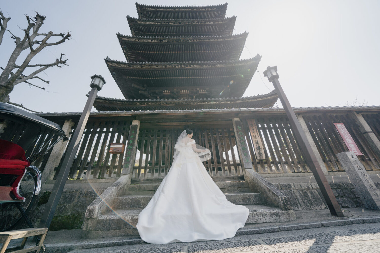 歴史的な建物 八坂の塔をバックにした写真では背景に負けないウェディングドレスがおすすめ!