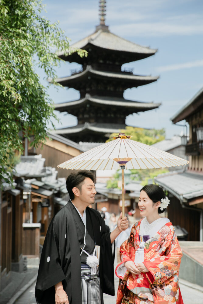 京都や八坂の塔を背景に。色打掛の花嫁と新郎とのフォトウェデング