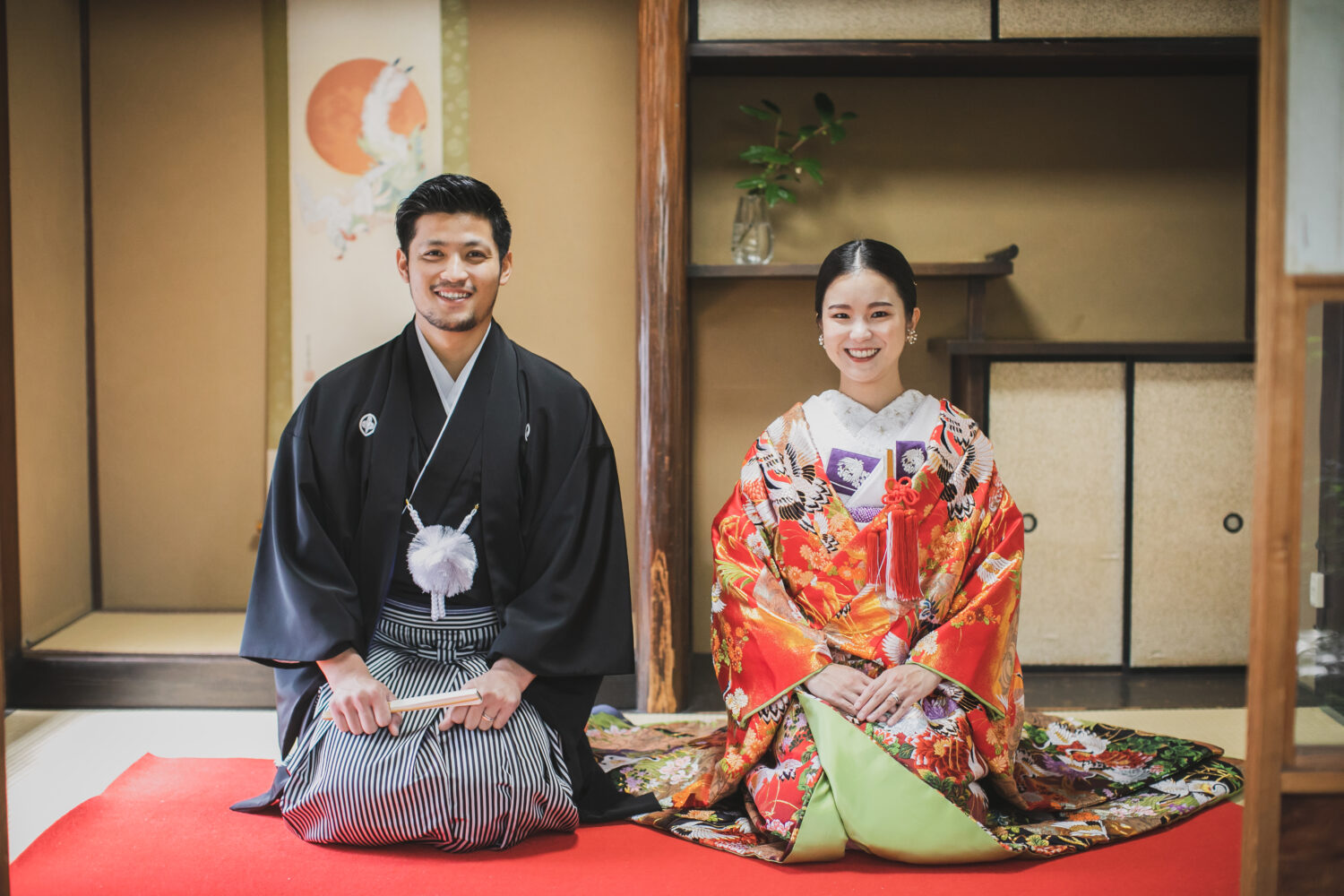 京町家の和室にて。正座姿笑顔の色打掛の花嫁と新郎とのフォトウェデング