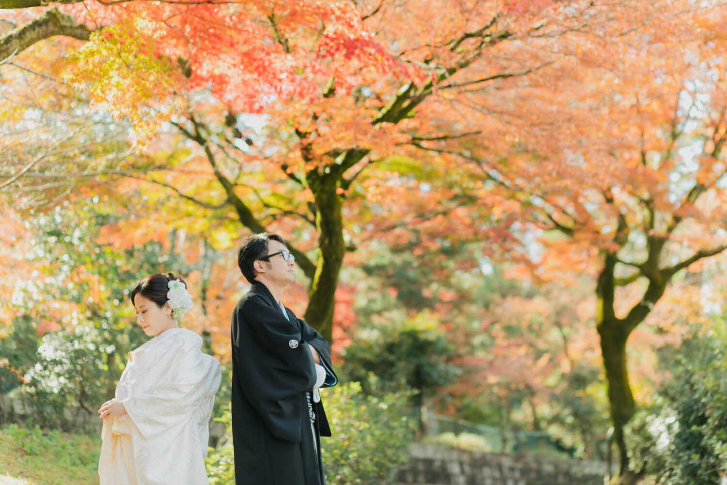 紅葉の中の新郎新婦