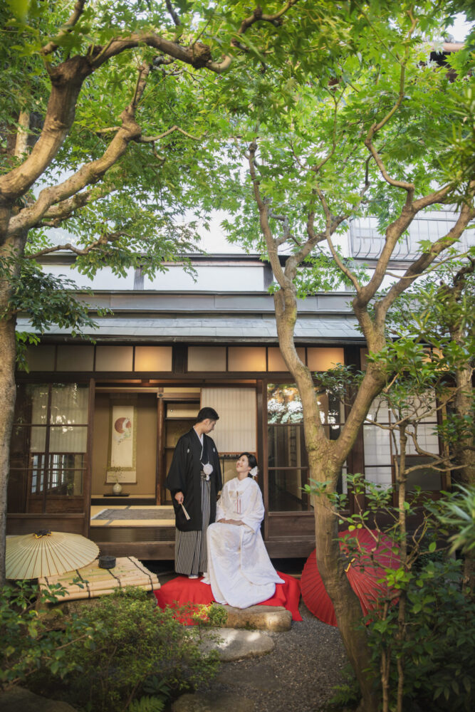 夏の京都での前撮りは暑さとの勝負!体力に自信のないかたは、京町家での撮影もおすすめですよ♪
涼しい室内の撮影がメインで、敷地内のお庭等でも撮影ができる風情ある町家が京都にはございます。