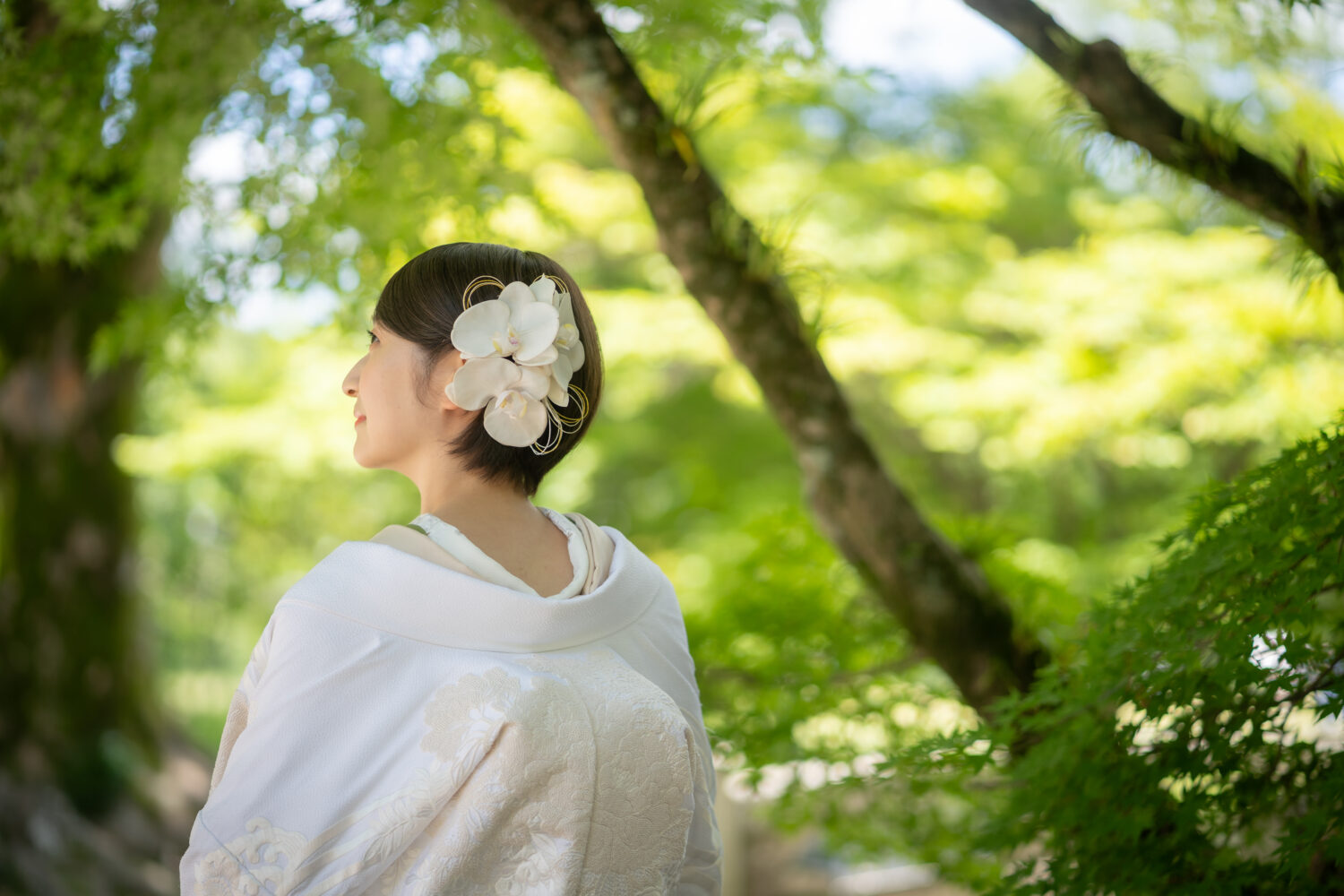 自然あふれた上賀茂神社でのフォトウェディング。洗練された白無垢にナチュラルな雰囲気のショートヘアが相性抜群。