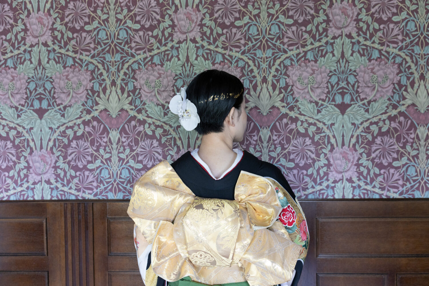 コンパクトショート＆黒引き振袖は相性抜群！華やかな金色の帯と金箔のコントラストが本当に美しいです。

