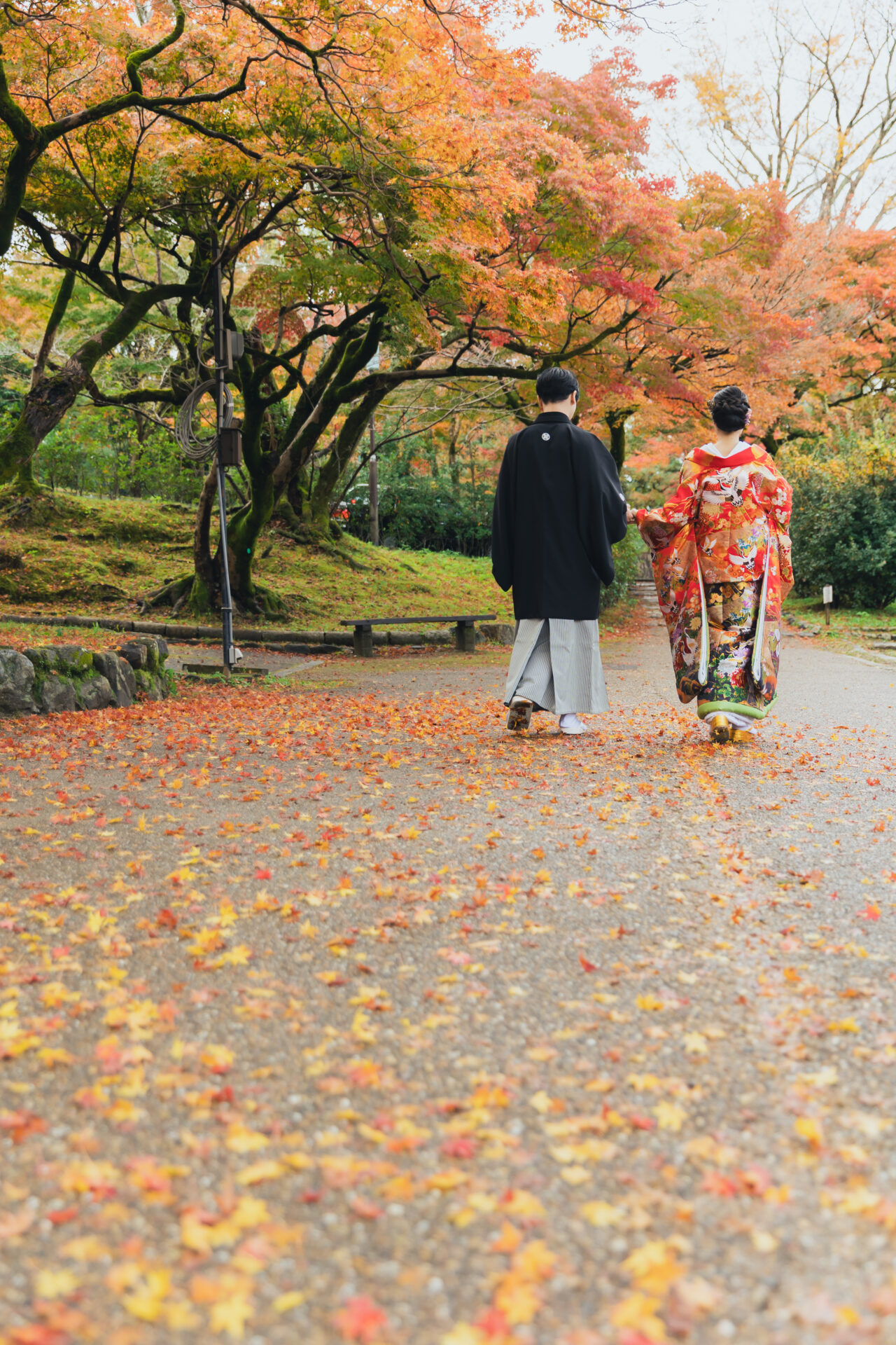 散紅葉の美しさが際立つお写真。秋の京都フォトウェディングでしか撮れない一枚ですね。
