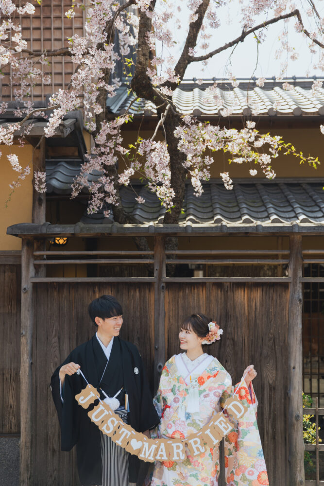 結婚式前撮りの定番、ガーランドを持ったお写真!ウェルカムボードや会場に飾る写真として、アイテムを使用する方がとっても多いです。
披露宴会場の雰囲気に合わせて素敵なアイテムを使用してみてくださいね。