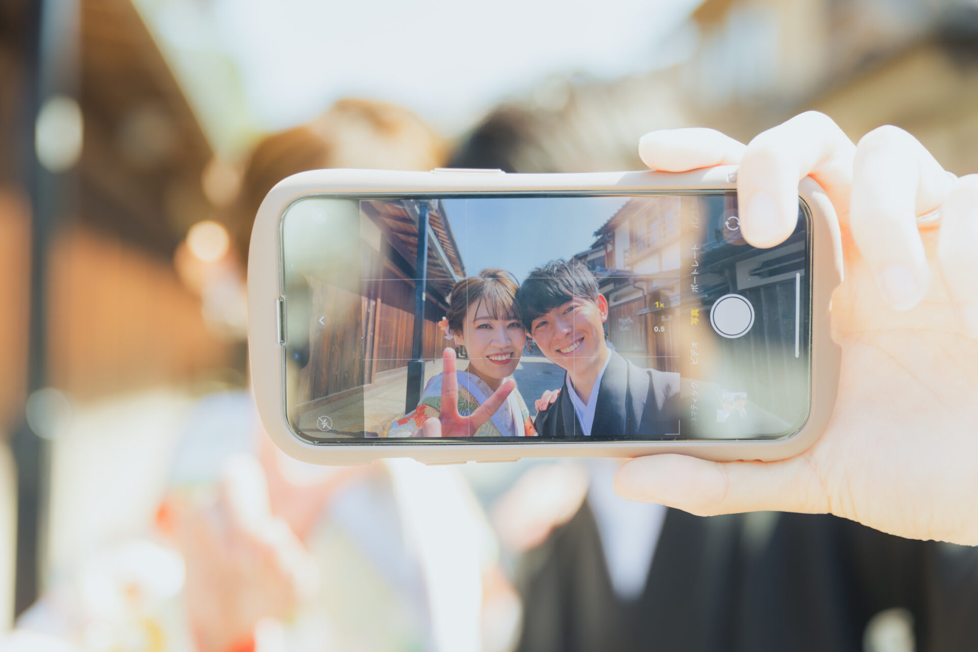 旅行がてらのフォトウェディングだと、やっぱり不安なのが荷物の多さですが肌着や足袋等はレンタル可能なスタジオが多いです！
小物がなくてもお持ちのスマートフォンでこんな素敵な写真も☆
