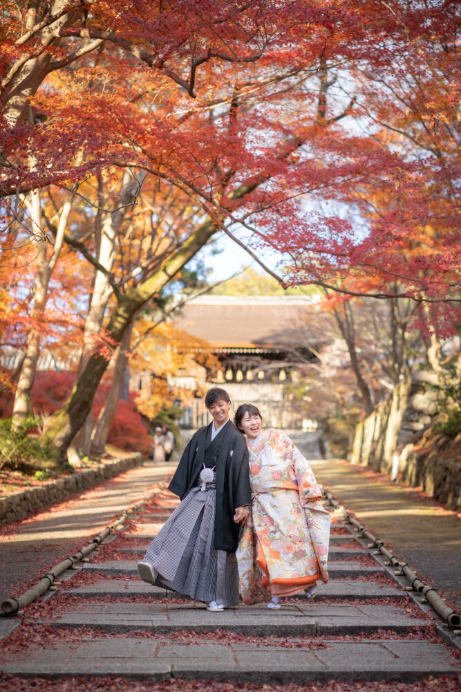 秋に結婚式を控えている方は、実は秋に前撮りする方は少ないんです。結婚式をしたのと同じ季節、1周年記念で後撮りをしたいという方も少なくありません。
それほど京都の紅葉というのはとても美しい風景を彩ってくれます。