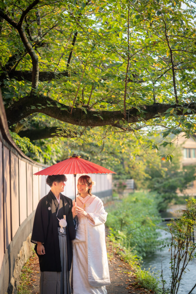 夏の夕暮れは美しい黄金色の日差しに。暑さも落ち着く京都の夏の夕暮れはフォトウェディングにぴったりのドラマチックな空間に。