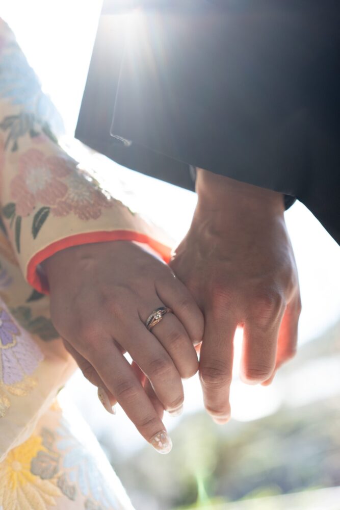 指輪をメインにした手元の新郎新婦