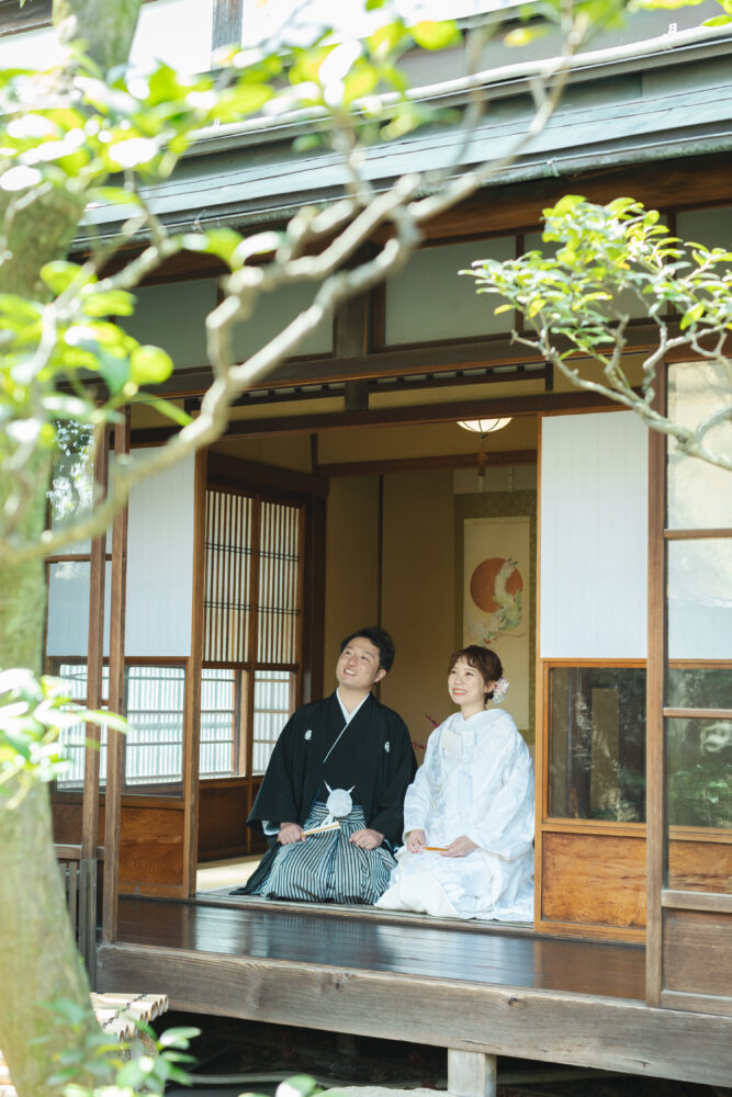 前撮り。後撮りどちらもしたいけど費用感が、という心配はもちろんあると思います。片方の衣裳はスタジオで、とするのも予算が抑えらえておすすめ。
スタジオとはいえこういった京町家だと、スタジオの雰囲気だけではない撮影を楽しんでいただけると思います。