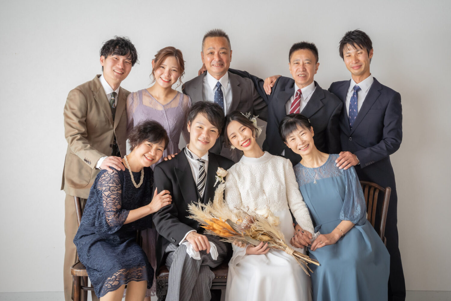 家族みんなでのフォトウェディングの魅力は伝わりましたでしょうか?
一生に一度のフォトウェディングの日、かけがえのない家族友人と、一緒に時を過ごすというのはとても素敵な体験になるかと思います。