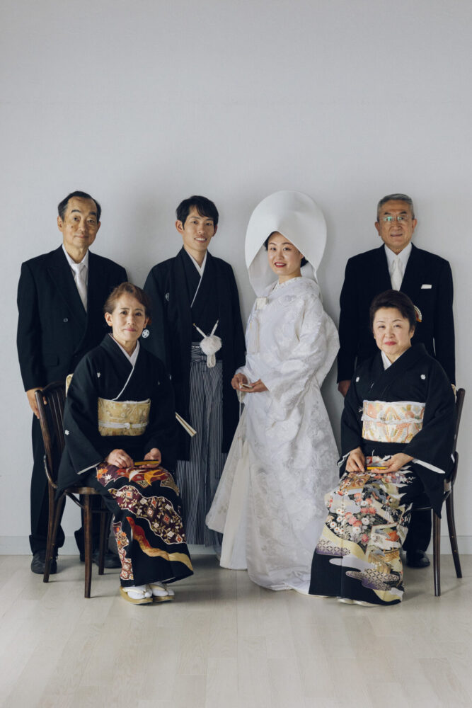 ご家族皆様も正装をしてのフォトウェディング。
この機会でしか撮れない家族写真だからこそ、本当に結婚したんだ、と実感のわく瞬間になると思います。