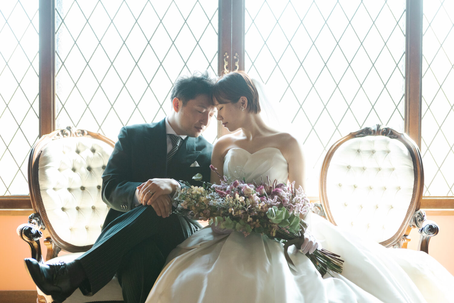 ウェディングドレスでのフォトウェディング。シンプルなビスチェドレスが華奢な新婦様にぴったりです♪
あたピンクのブーケと柔らかい自然光がお二人の優しい雰囲気を表現してくれる
ドラマチックな一枚に。