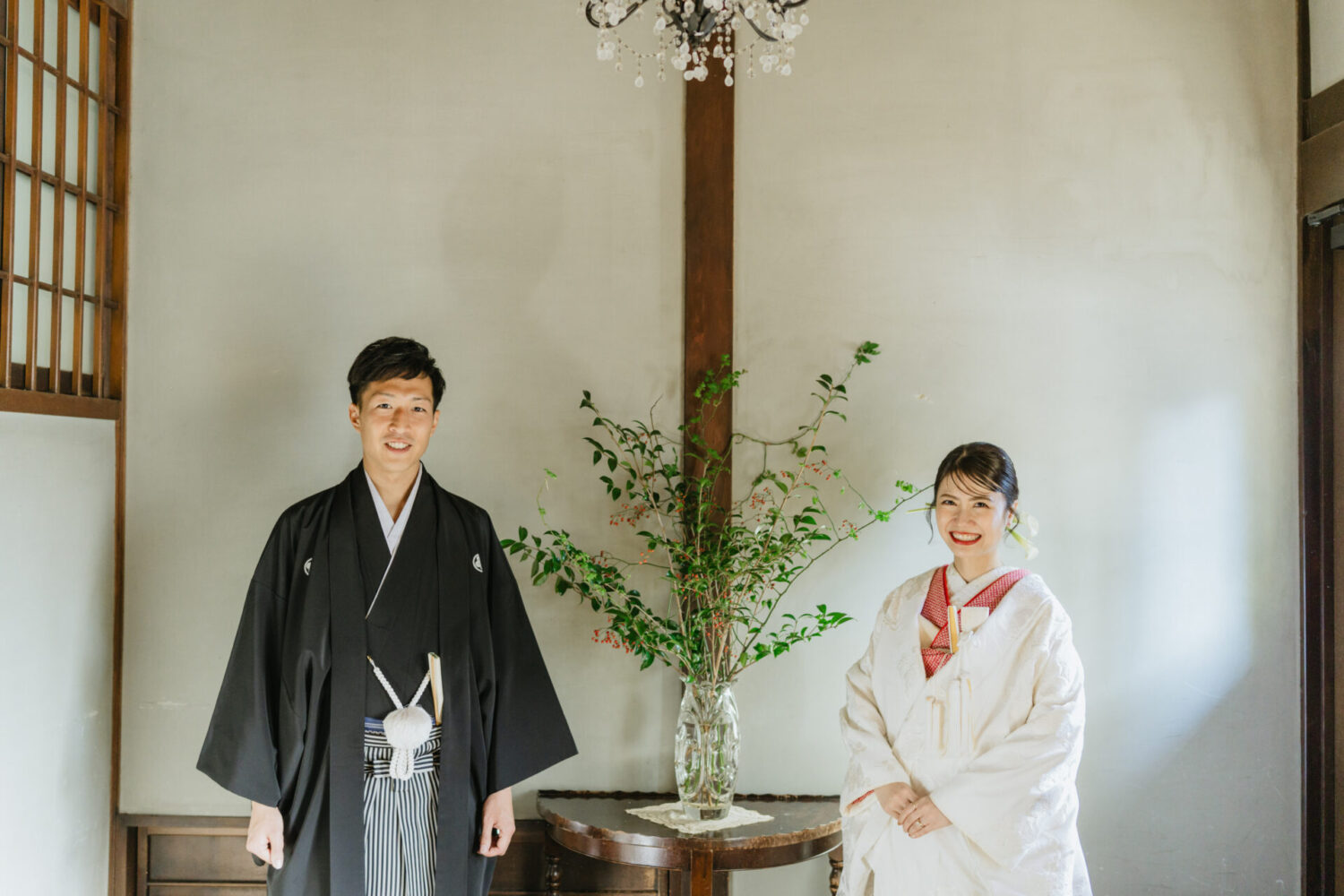 夏の京町家で、特別な一枚を。
〜京都町家寫眞館 夏の撮影のご紹介〜

こんにちは、京都町家寫眞館です。

蝉の声が聞こえ始め、京都の夏が本格的に訪れました。
そんな季節におすすめしたいのが、風情あふれる京町家での撮影です。

築100年以上の本格的な町家の中には、畳の香りや木の温もり、そして涼しげな格子窓から差し込むやわらかな光。
まるで時がゆっくりと流れるような、穏やかな空間が広がります。

夏の京町家は、緑がいきいきと美しく、お庭を背景にした撮影も人気です。
うちわや風鈴、小物を使った涼やかな演出も可能で、季節感のある一枚を残すことができます。

振袖や色打掛といった和装はもちろん、カンタベッラドレスとの相性も抜群。
町家の落ち着いた背景に、夏の光と衣装の華やかさが映え、撮影後の写真はまさに絵画のようです。

ただいま7・8月の撮影ご予約受付中。
特に土日祝日はご予約が埋まりやすく、残りわずかとなっておりますので、お早めにご相談ください。

さらに、夏限定のお得な「サマーキャンペーン」も実施中！
この夏、京都らしさをたっぷり詰め込んだ撮影体験を、ぜひ味わってみませんか？

皆さまのご来館を、心よりお待ちしております。

