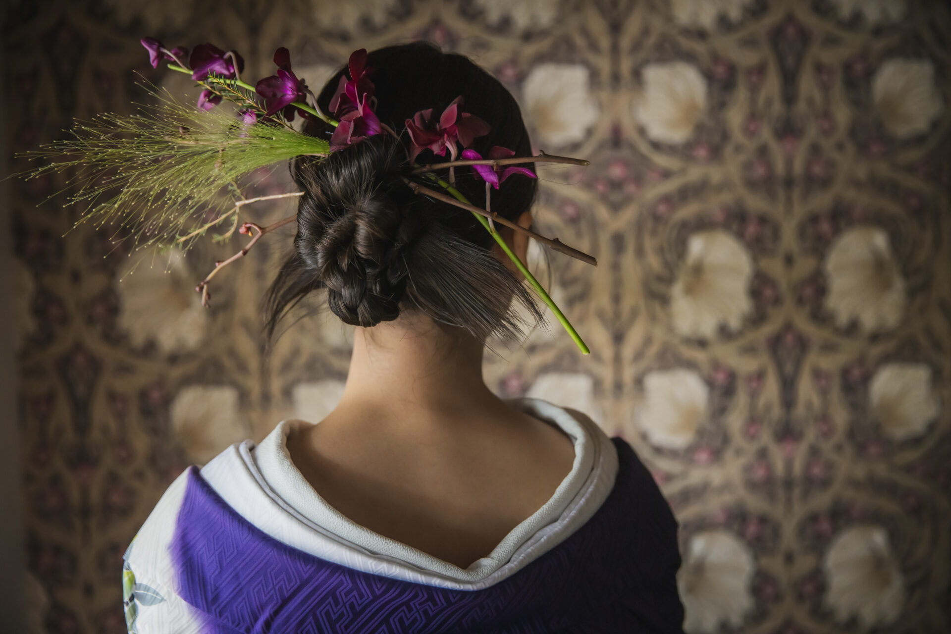 人気のカチモリスタイルに長めの生花を利用したヘアスタイル。生花はカラー等のお花でも素敵。