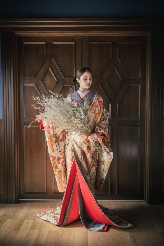 藤柄の淑やかな色打掛に黒の絞りの掛下を合わせた華やかなコーディネート。裏地の赤と胸元の赤線がアクセントになっています。
和装フォトウェディングでも華やかな色打掛はとても人気です。