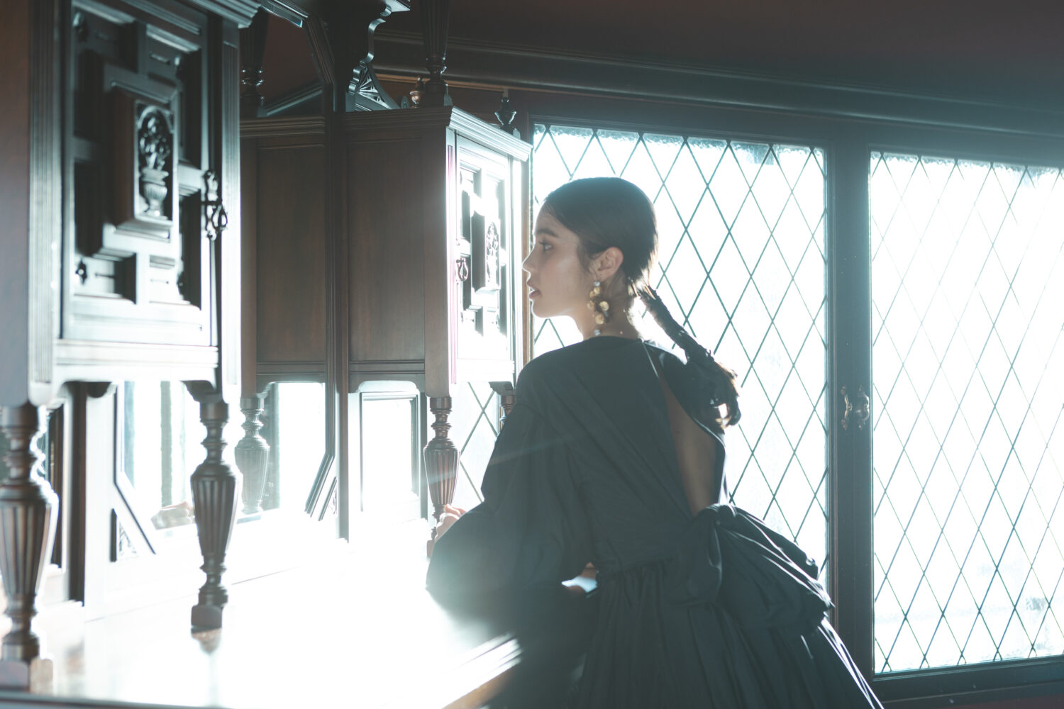 大胆なブラックドレスにはおおぶりで印象的なイヤリングを。あえて髪型はタイトでシンプルなスタイルにすることによってドレスのディティールが際立ちます。