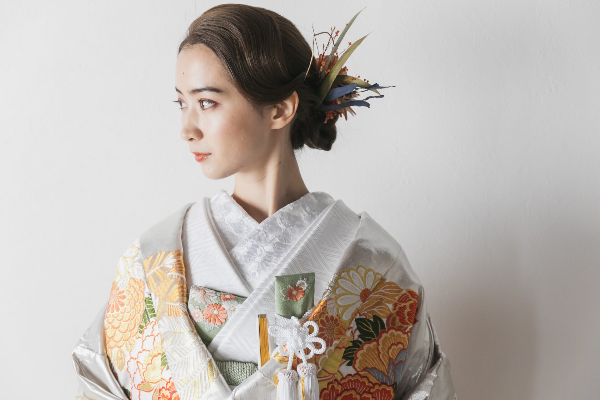 衣裳はもちろんですが、新婦様のことを輝かせるヘアメイクはとても重要。
京都でのフォトウェディングにぴったりのヘアメイクをご提案いたします。