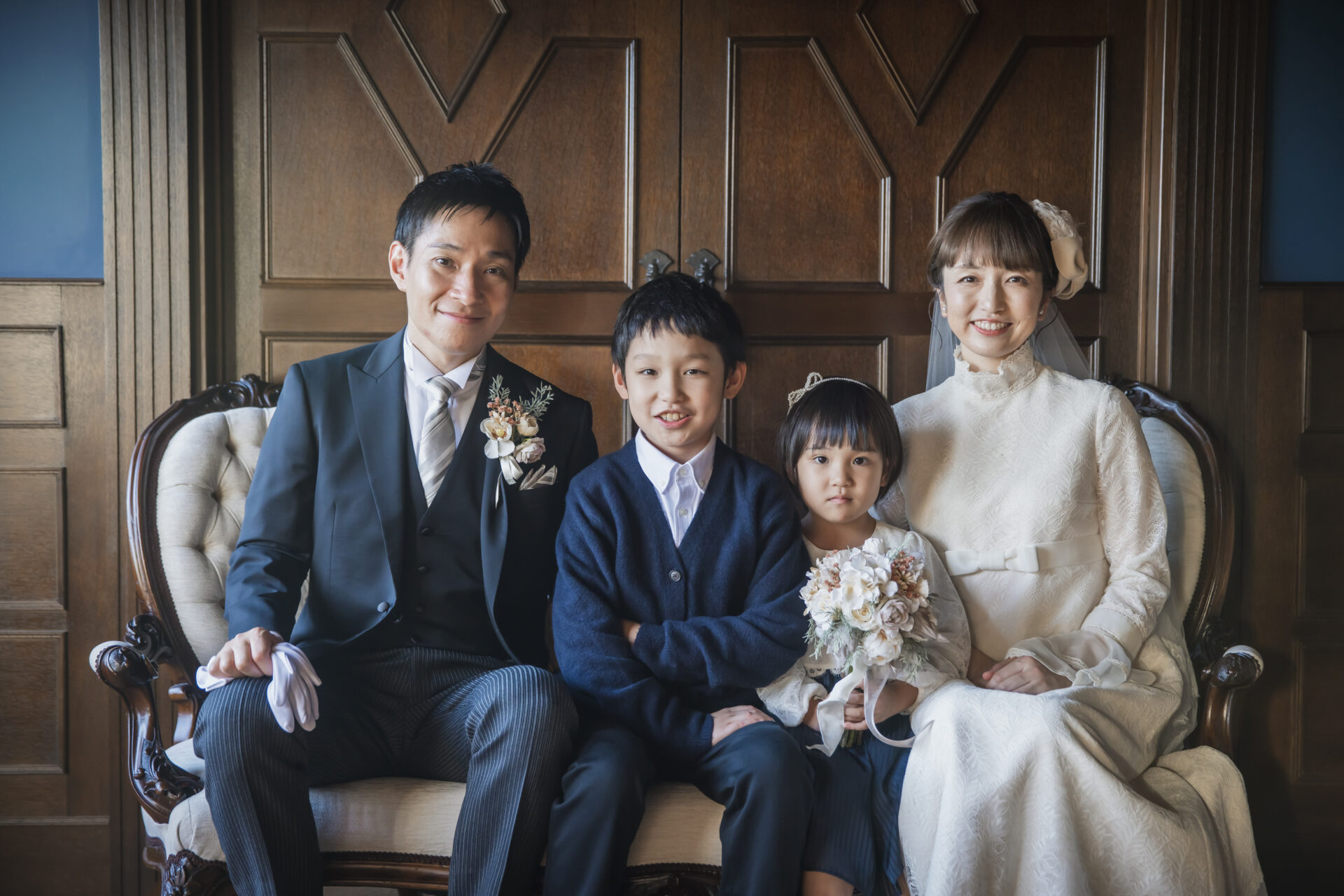 もちろん家族写真の撮影も。京都フォトウェディングはたくさんのご用途で行われております。
ウエディングドレスでの京都フォトウェディングも素敵ですね