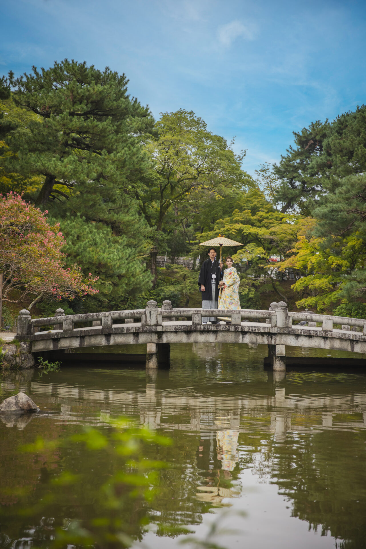 円山公園での一枚。水面にうつるお二人の姿もとても素敵ですね。京都のフォトウェディングはロケーションが素晴らしい分、景色を意識した写真が多いです。
もちろん和装にぴったりの小物を使ったり、京都を熟知したフォトグラファーが在籍しているフォトスタジオがほとんどです。