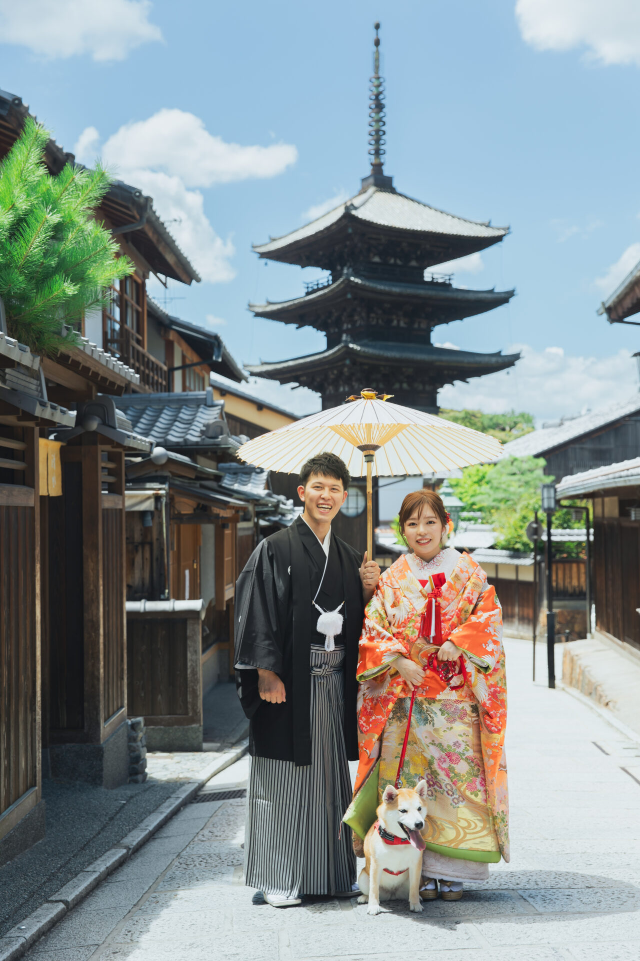 八坂の塔での一枚。お行儀よくお座りしたペットのわんちゃんとの家族写真。京都の和装フォトウェディングならではのフォトジェニックな一枚です。
