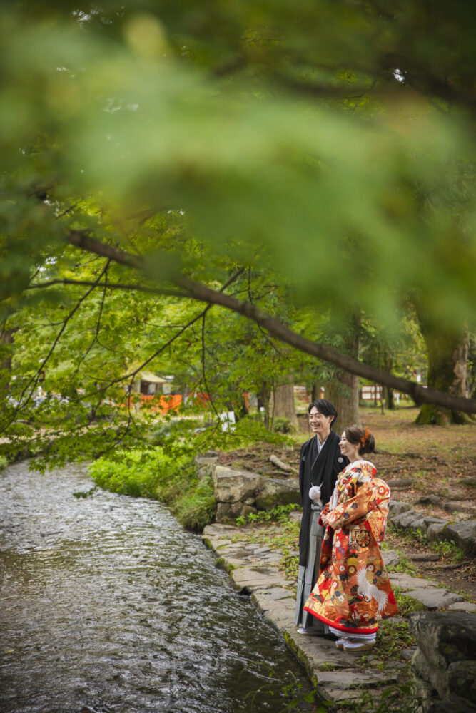川辺での涼しげな撮影ができるのも夏ならでは。美しい新緑の青紅葉と川のコントラストは涼しげな夏の京都の景色を彩ってくれます。
