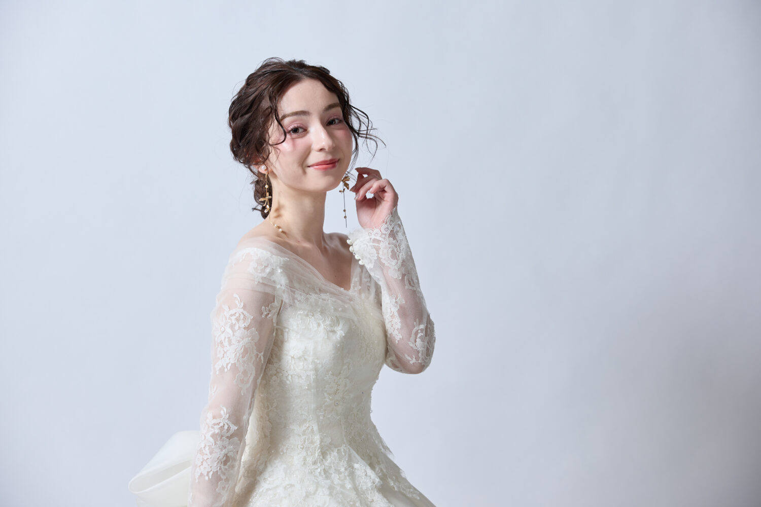 軽やかで透け感のあるドレスのデザインにはナチュラルで繊細なアクセサリーがおすすめ。愛らしい雰囲気の新婦様にぴったりです。
