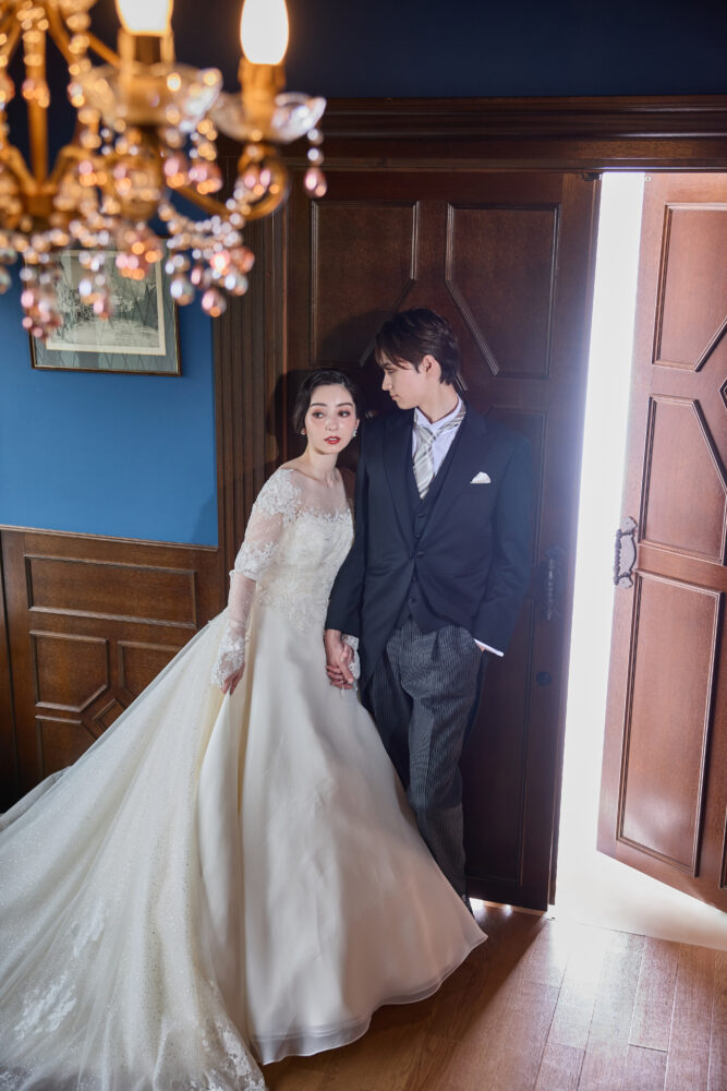 まさにこれから結婚式会場へ向かうような雰囲気のお二人。
素敵なアンティークスタジオでの前撮りはぜひ京都町家寫眞館で。
アンティークスタジオに合うトレンドのCanta Bellaのブランドドレスもご用意しております。